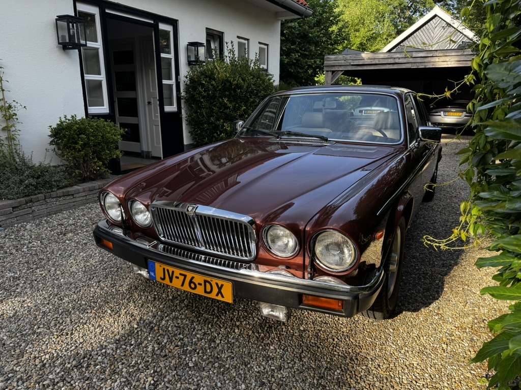 Jaguar XJ12 HE 1983 in Claret Metallic, vooraanzicht op de oprit